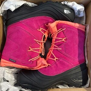 NEW IN THE BOX North face youth Alpenglow waterproof snow boots